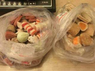 2、自制高汤火锅,速冻丸子