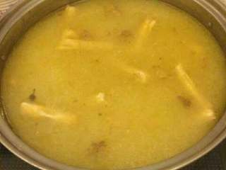 3、自制高汤火锅,用高汤煮火锅，最好吃了。把丸子放锅里煮着