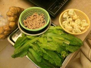 5、自制高汤火锅,鸭肠，油麦菜，豆腐泡，花菜