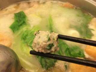 6、自制高汤火锅,像丸子，猪肉片这些的边吃边煮