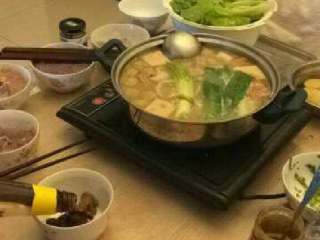 7、自制高汤火锅,加一些自制辣椒酱，香油什么的。就可以煮着吃火锅了。