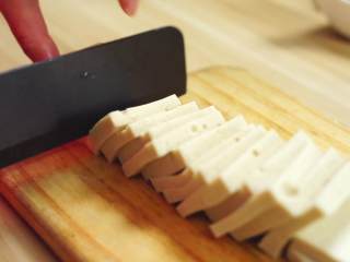 5、干锅千页豆腐,然后我们把千页豆腐也切片。