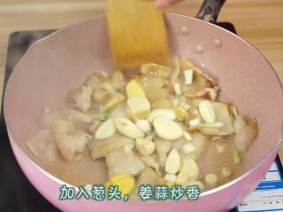 7、干锅千页豆腐,煸炒出猪油后放入葱姜蒜,继续翻炒至猪肉焦黄,