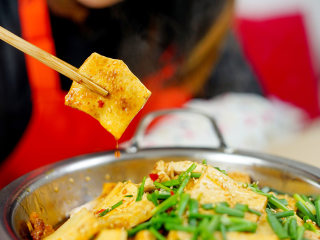 14、干锅千页豆腐,因为受热,锅底放的肥肉油脂分离出来,洋葱的香味也会随之散发到千叶豆腐里面,我们翻开锅底看一下,洋葱已经完全熟透了,而且一点都没有粘锅哟,洋葱因为吸入了炒千叶豆腐的汁,也是非常美味的。冬天炖着这样一个小火锅吃饭,胃暖暖的,也不觉得孤单啦……