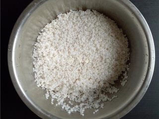 1、自制酒酿(酸奶机版),糯米挑去杂质,洗净;