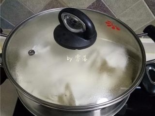 4、自制酒酿(酸奶机版),将边缘蒸布盖在糯米上,蒸30分钟左右;