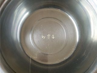 6、自制酒酿(酸奶机版),烧一锅开水,彻底晾凉;