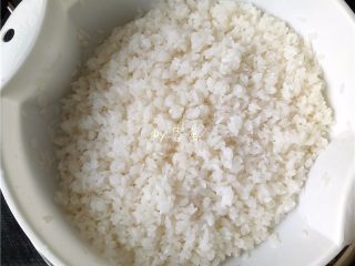 8、自制酒酿(酸奶机版),糯米用凉开水冲洗至不沾手的状态,稍稍晾干水分;