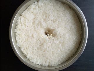11、自制酒酿(酸奶机版),将酸奶机内胆彻底消毒后,将糯米放入内胆,用无油无水的勺子压紧,中间掏一个洞;
