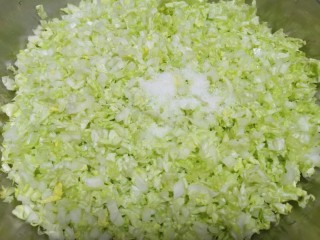 2、冬至美食  红油干拌饺子,放入盆里，撒一勺盐搅拌均匀，静置15分钟左右至出水。