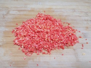 4、冬至美食  红油干拌饺子,红萝卜洗干净先用擦丝器擦成细丝，再剁碎。