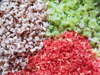 10、冬至美食  红油干拌饺子,用粗纱布包住白菜碎末，挤去多余的水分，和香菇红萝卜一起放在肉馅里，搅拌均匀。