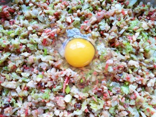 12、冬至美食  红油干拌饺子,最后再打入一个鸡蛋搅拌均匀。