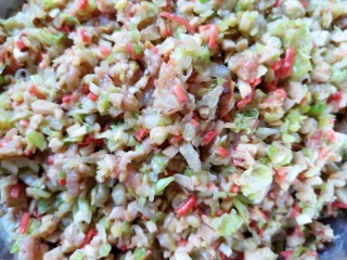 13、冬至美食  红油干拌饺子,饺子馅就完成了。