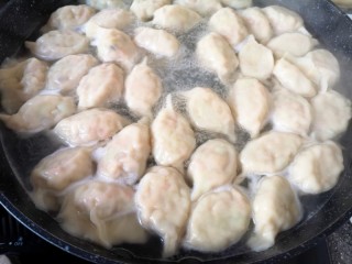 15、冬至美食  红油干拌饺子,锅内放水煮饺子。