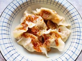 17、冬至美食  红油干拌饺子,根据自己的口味放盐、鸡精、生抽、香醋和香油，最主要是浇上红红的辣椒油搅拌均匀。