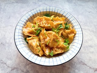 18、冬至美食  红油干拌饺子,最后撒上切碎的香菜(不喜欢吃香菜可以不放，或者换成香葱也好吃)。