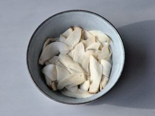 5、水煮肉片,加入少量淀粉抓匀。