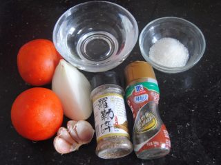 1、披萨酱,准备好所有材料