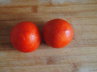 2、披萨酱,番茄洗净在底部切十字开口