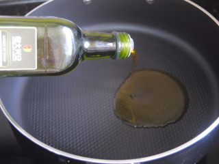 7、披萨酱,热锅，放入橄榄油