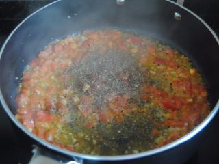 11、披萨酱,加入黑胡椒和披萨草翻炒