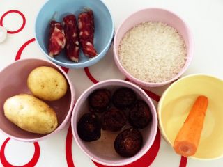 1、电饭锅土豆腊肠饭,把基本材料准备好,干香菇用热水泡发