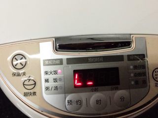 13、电饭锅土豆腊肠饭,按煮饭键煮饭