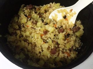 14、电饭锅土豆腊肠饭,时间到,香喷喷的土豆腊肠饭出锅了!