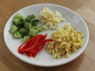 1、魚香肉丝,3.葱、姜、蒜、红泡椒切好。姜的用量要大点，是鱼香味的主角。
