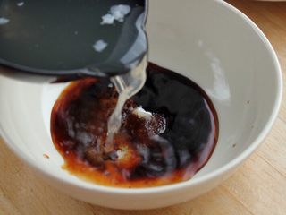 2、魚香肉丝,4.调大半碗鱼香芡汁备用，盐、糖、醋、老抽、生抽、淀粉和高汤。糖和醋的用量要大点，是鱼香味的主角。