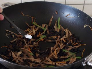 5、魚香肉丝,9.炒到木耳炸锅时，加盐调味。