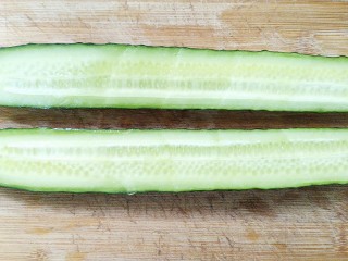 2、拍黄瓜,切成两半！