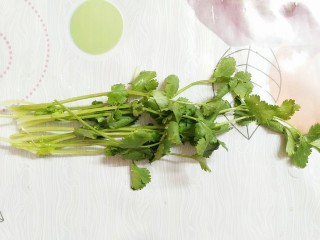 8、拍黄瓜,香菜买回来去蒂，洗干净！