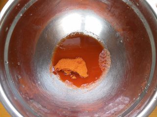 1、电饭煲食谱合集,先将烤翅粉和水混合均匀