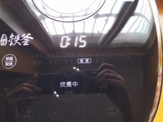 6、电饭煲食谱合集,选择蒸煮功能。十五分钟