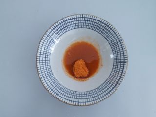 9、电饭煲食谱合集,先将20克奥尔良烤翅粉和20克水混合均匀