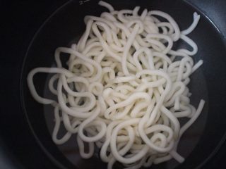 17、电饭煲食谱合集,先将乌冬面放入电饭煲内,然后倒入适量的温水
