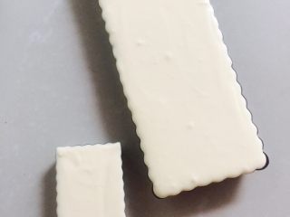 10、原味芝士条,倒入模具中   180度  25分钟左右  表面金黄即可