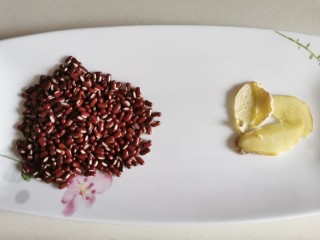 3、节瓜汤【养颜素汤】,赤小豆和花生，提前用温水浸泡1小时。