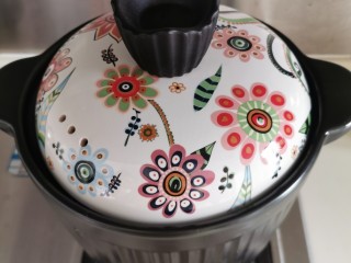 5、节瓜汤【养颜素汤】,所有用料放进汤煲，加入适量开水。