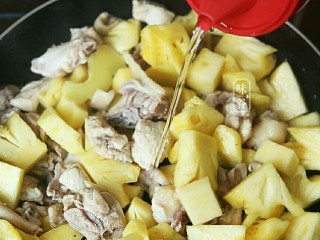 7、菠萝鸡,待菠萝香味溢出时倒入水，水量刚好没过鸡肉。