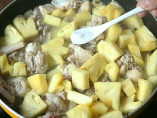 8、菠萝鸡,放入2小匙盐；