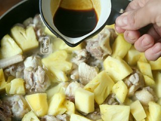 9、菠萝鸡,放入酱油；