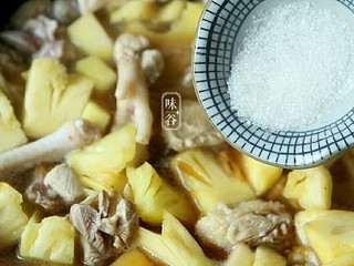 10、菠萝鸡,放入糖然后就翻炒均匀；