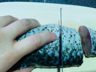 6、炖草鱼,放垫板，把鱼切大块；