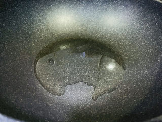 11、炖草鱼,锅里加油，大火热锅；