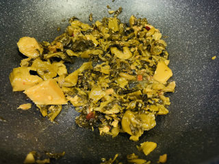 12、炖草鱼,加入酸菜包，中火炒香；