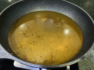 14、炖草鱼,加入足量清水；