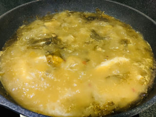 20、炖草鱼,开锅，不要搅动锅里的鱼，保持鱼块的完整，用大勺子，舀汤汁浇鱼就可以了；